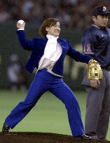 Tamura throws first pitch in Game 2 of Japan Series